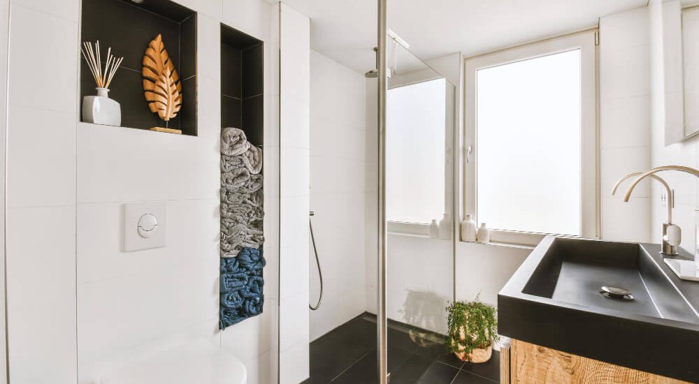 baño pequeño y oscuro