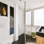 baño pequeño y oscuro
