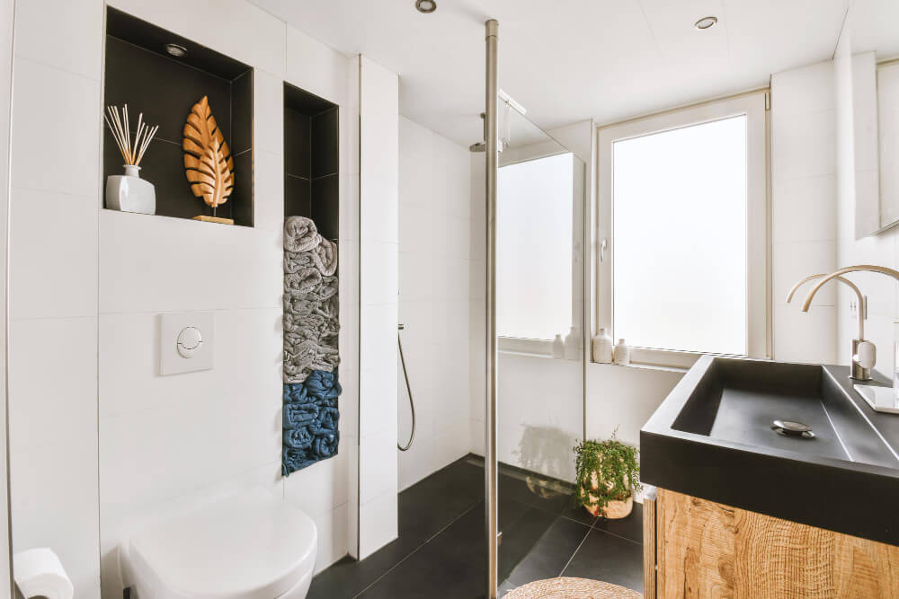 baño pequeño y oscuro